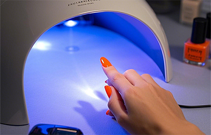 美甲照灯的前5s有刺痛感 正常吗？