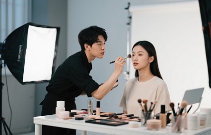 学化妆师需要什么学历？化妆学校