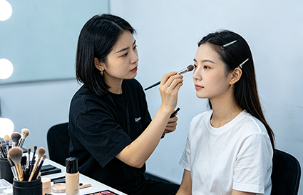 沈阳学化妆去哪里学比较好？说说统丽学校性价比